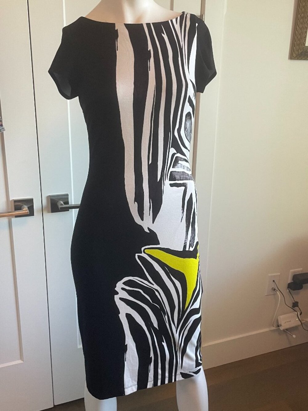 Joseph Ribkoff Cap Sleeve Boat Neck Lined Abstract Print Jersey Dress Blk Wht 2 - Picture 3 of 9